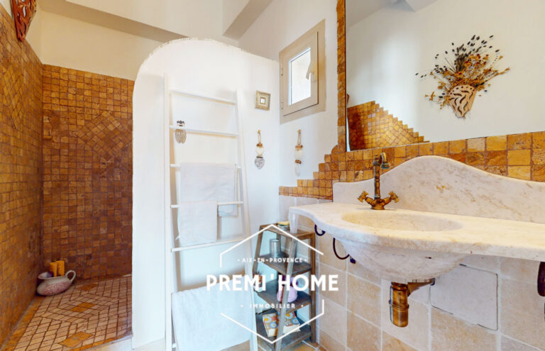 Maison de village en R+2 avec cour et terrasse Aureille - Premi'home Agence immobilière Aix En Provence
