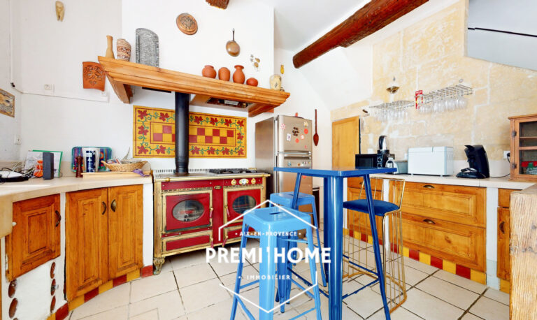 Maison de village en R+2 avec cour et terrasse Aureille - Premi'home Agence immobilière Aix En Provence