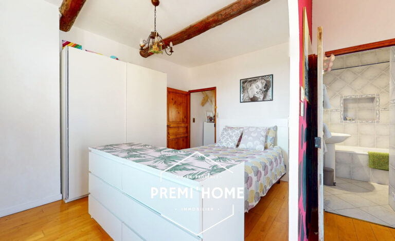 Maison de village en R+2 avec cour et terrasse Aureille - Premi'home Agence immobilière Aix En Provence