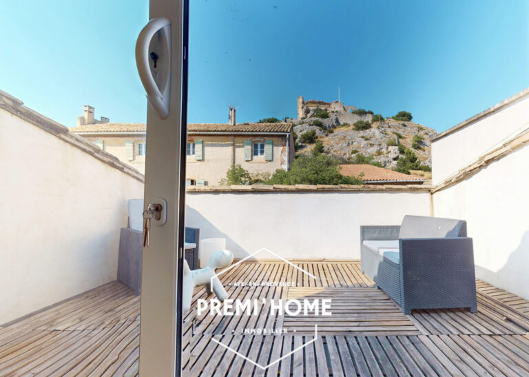 Maison de village en R+2 avec cour et terrasse Aureille - Premi'home Agence immobilière Aix En Provence