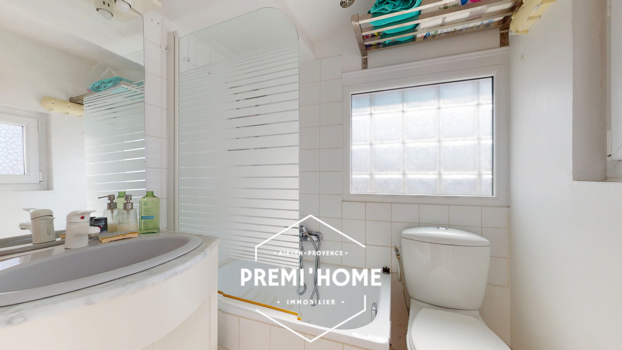 STUDIO MEUBLE CENTRE HISTORIQUE DERNIER ÉTAGE - Premi'home Agence immobilière Aix En Provence