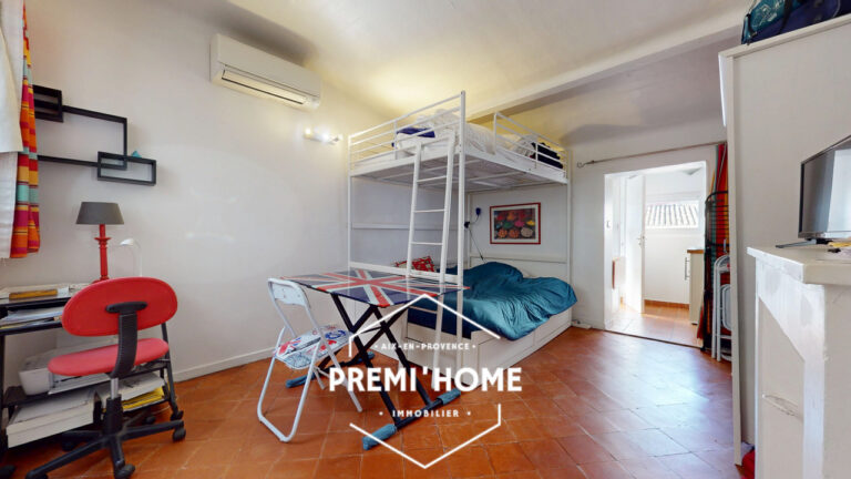 STUDIO MEUBLE CENTRE HISTORIQUE DERNIER ÉTAGE - Premi'home Agence immobilière Aix En Provence