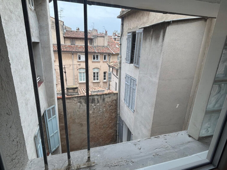 A VENDRE STUDIO CENTRE HISTORIQUE AIX EN PROVENCE - Premi'home Agence immobilière Aix En Provence