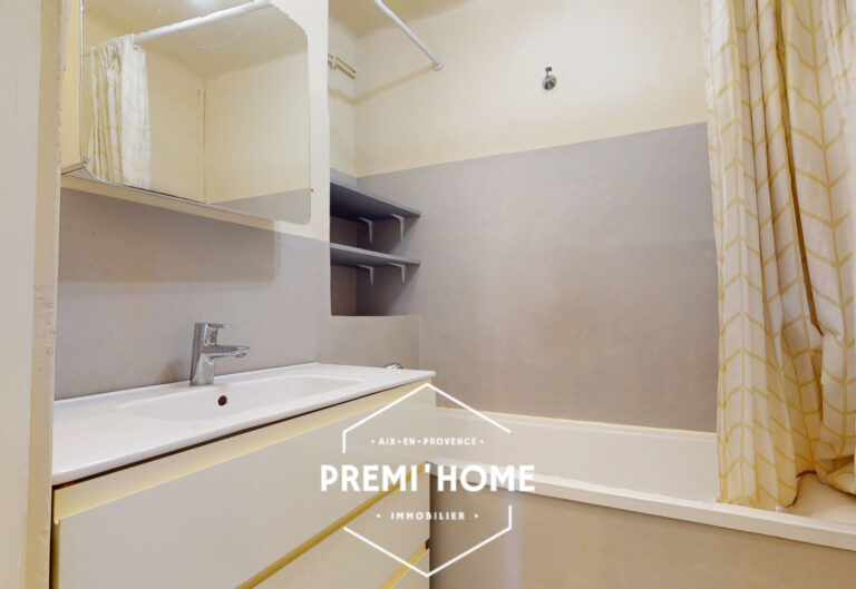 T3 A RAFRAICHIR DENIER ETAGE AIX EN PROVENCE - Premi'home Agence immobilière Aix En Provence
