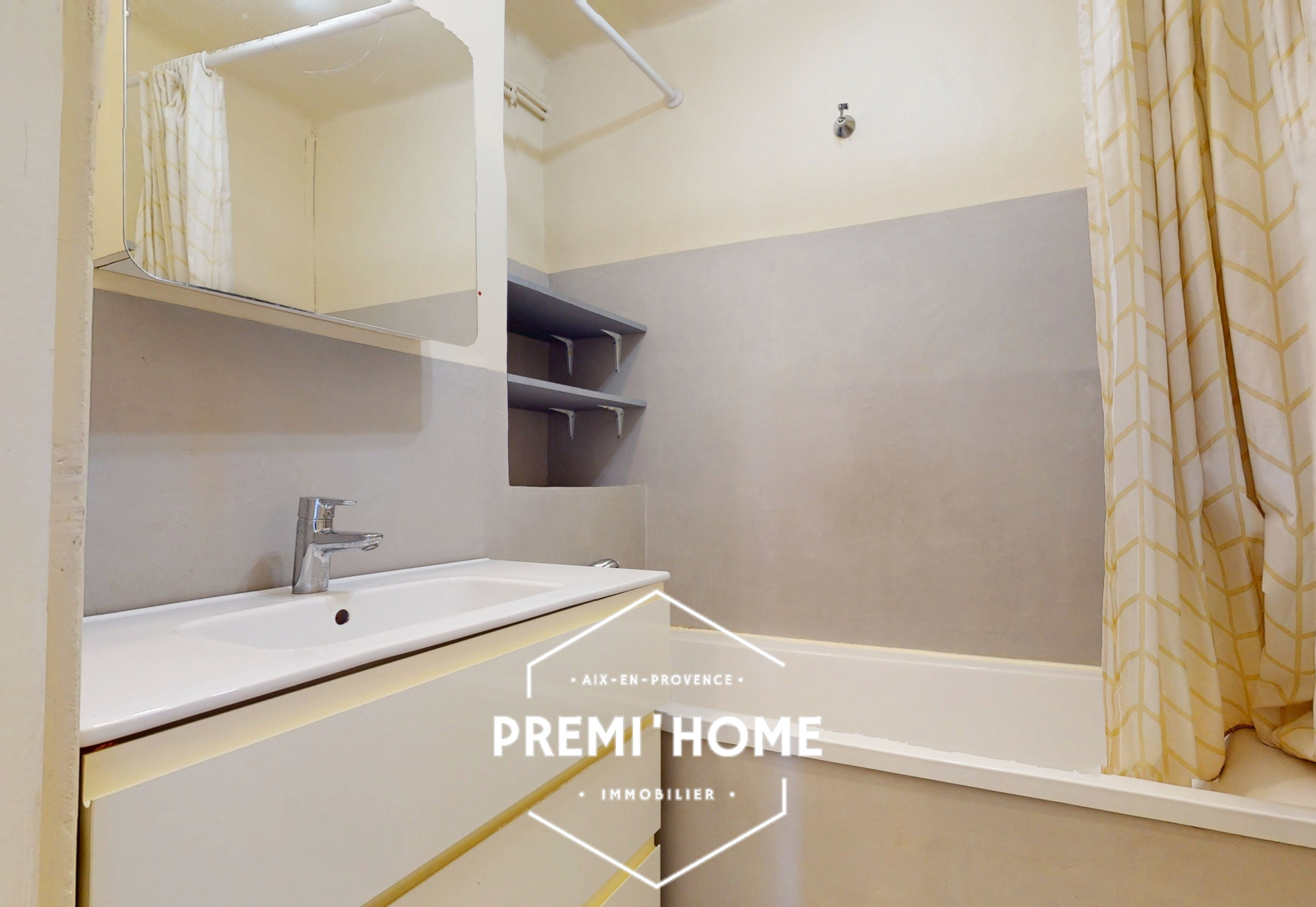 T3 A RAFRAICHIR DENIER ETAGE AIX EN PROVENCE - Premi'home Agence immobilière Aix En Provence