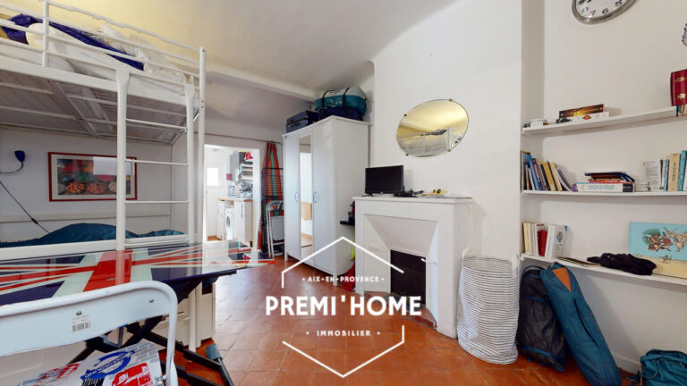 STUDIO MEUBLE CENTRE HISTORIQUE DERNIER ÉTAGE - Premi'home Agence immobilière Aix En Provence