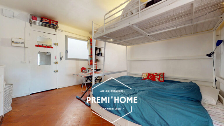 STUDIO MEUBLE CENTRE HISTORIQUE DERNIER ÉTAGE - Premi'home Agence immobilière Aix En Provence