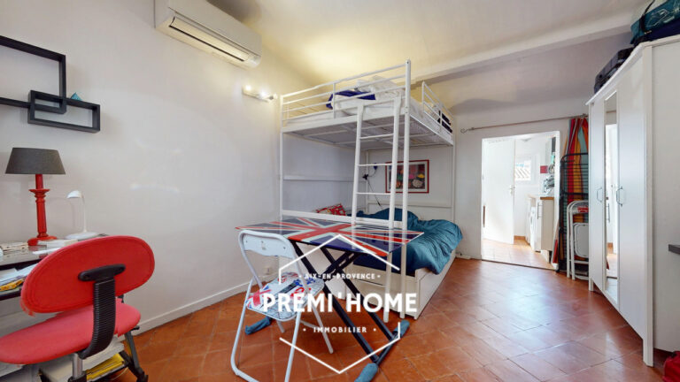STUDIO MEUBLE CENTRE HISTORIQUE DERNIER ÉTAGE - Premi'home Agence immobilière Aix En Provence