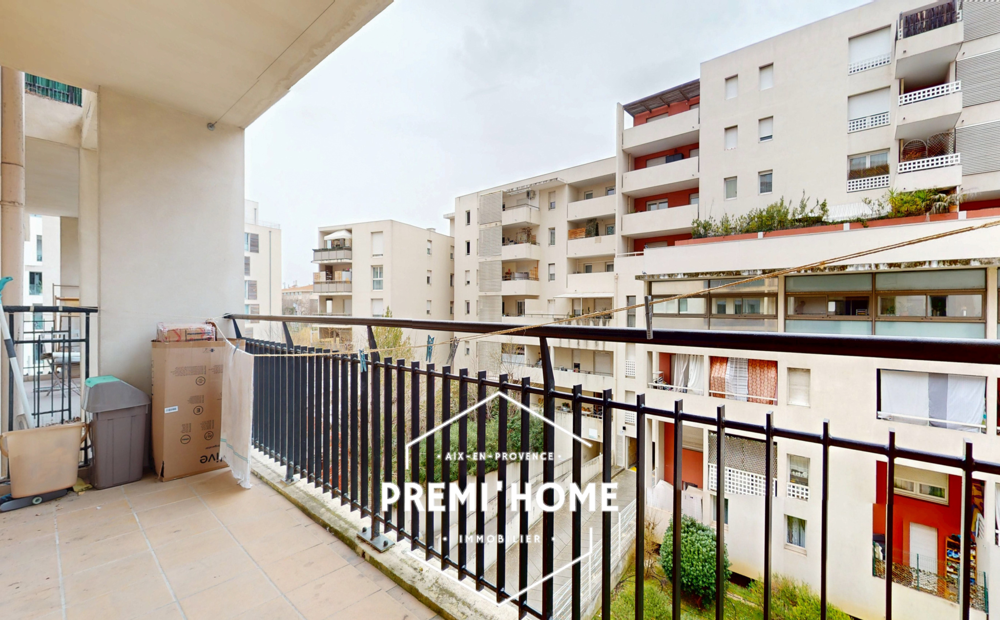 STUDIO DERNIER ETAGE QUARTIER RENAISSANCE AIX - Premi'home Agence immobilière Aix En Provence