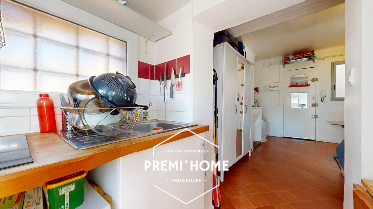 STUDIO MEUBLE CENTRE HISTORIQUE DERNIER ÉTAGE - Premi'home Agence immobilière Aix En Provence